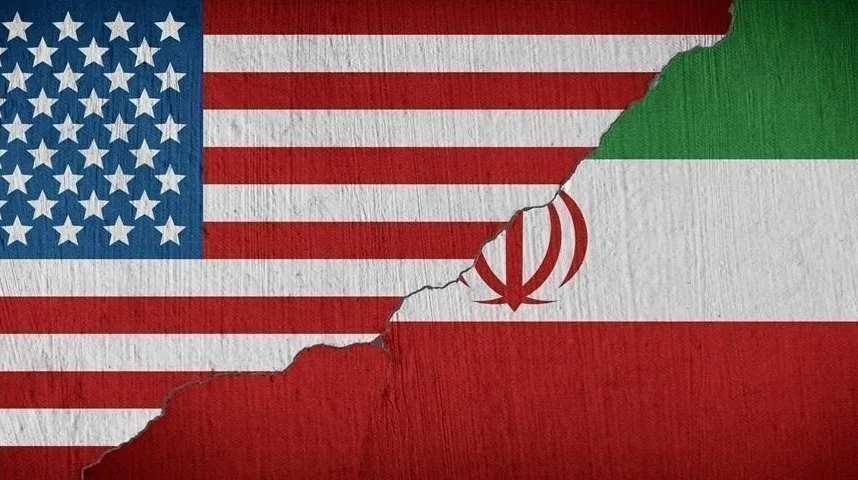 Podijeljene zastave Sjedinjenih Američkih Država i Irana koje se spajaju na ispucaloj površini.