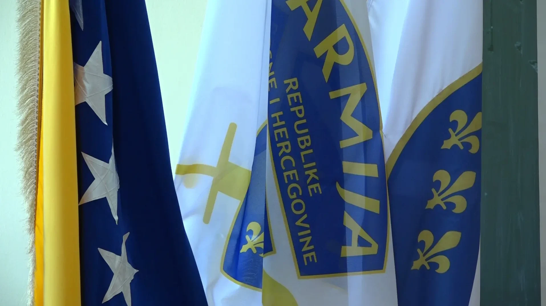 Zastava Bosne i Hercegovine pored zastave Armije Republike Bosne i Hercegovine.