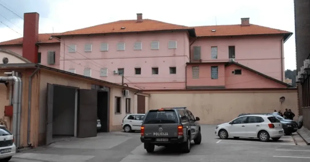 Policijska vozila ispred zgrade zatvora