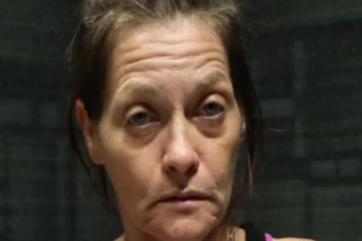 Portret žene sa kratkom smeđom kosom i plavim očima, koja gleda direktno u kameru sa zabrinutim izrazom lica.