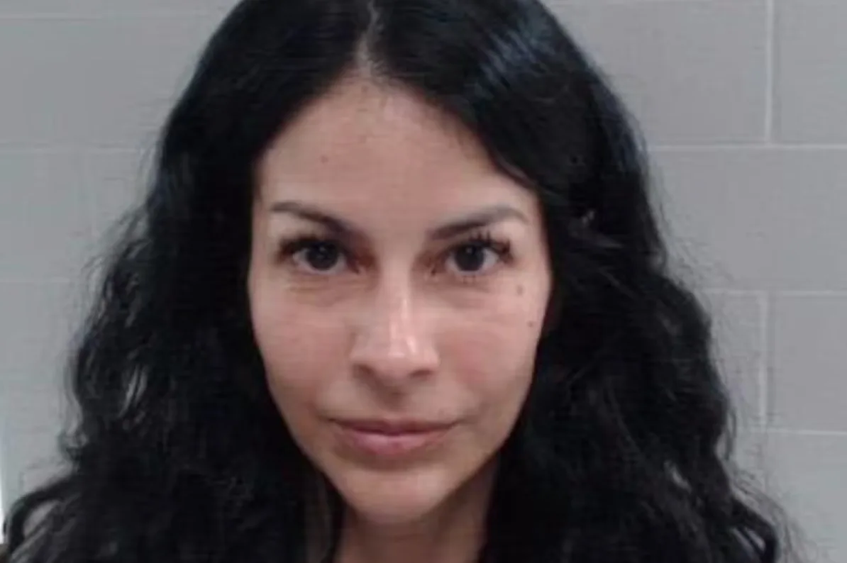 Portret žene tamne kose, snimljen iz prednjeg ugla.