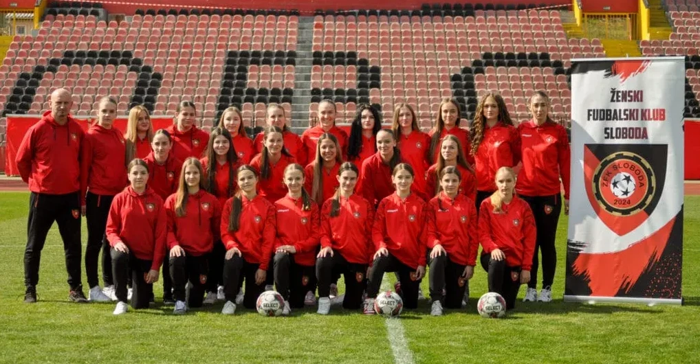 Ženski fudbalski klub Sloboda pozira na terenu