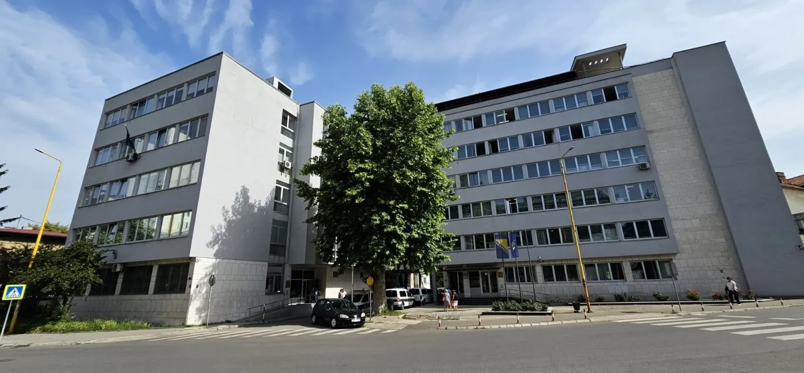 Zgrada sa zastavama Bosne i Hercegovine