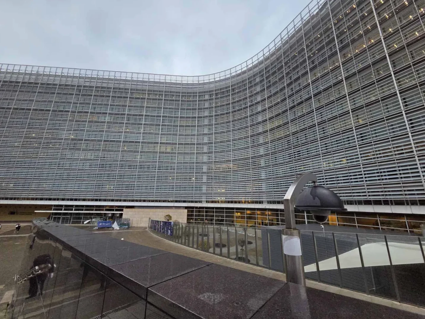 Evropska komisija ulaže milijardu eura u obrambene projekte: Dronovi, AI i kibernetička sigurnost u fokusu