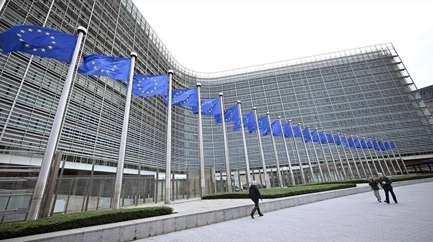 Zastave Evropske unije ispred moderne zgrade Evropske komisije u Briselu.