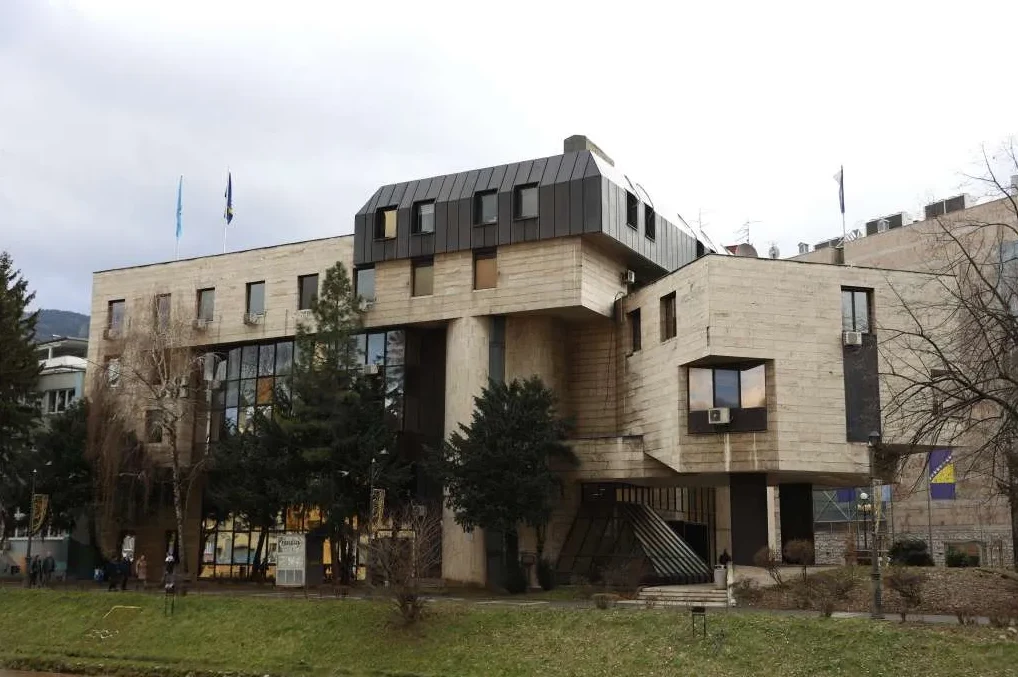 Moderna zgrada Parlamentarne skupštine Bosne i Hercegovine u Sarajevu