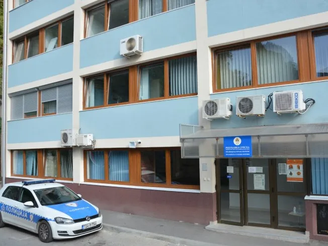 Policijska zgrada sa službenim policijskim vozilom ispred ulaza