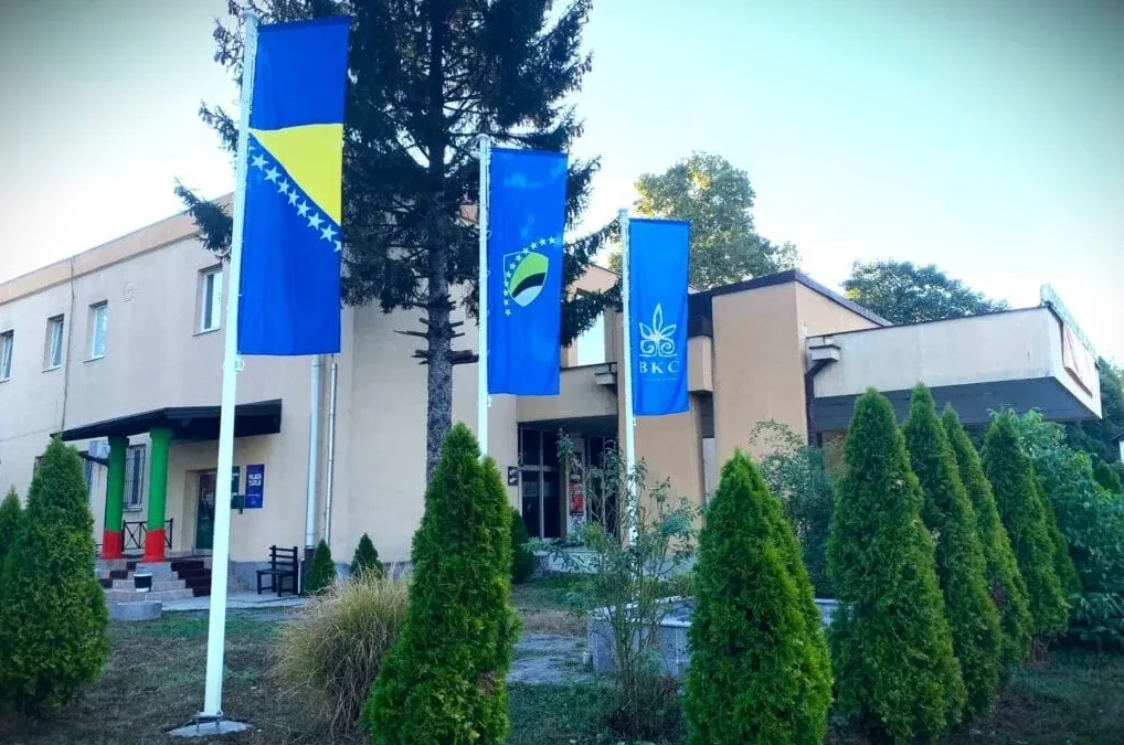 Zastava Bosne i Hercegovine i druge zastave ispred zgrade