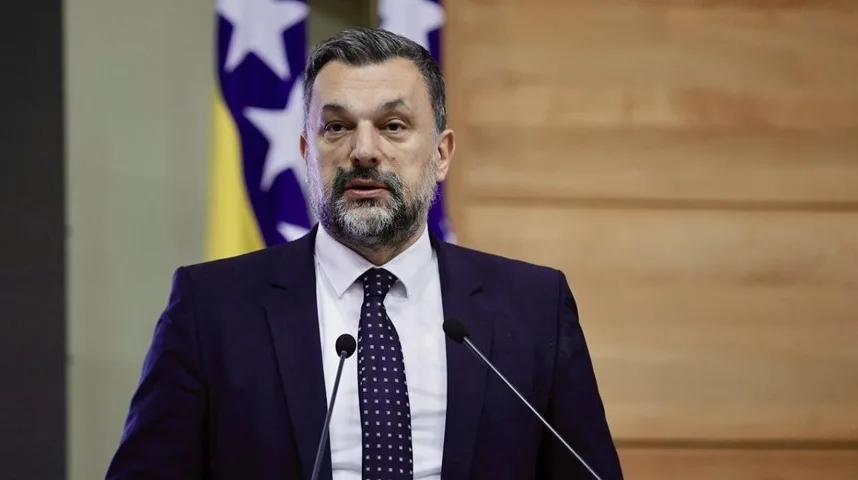 Zvizdavić govori ispred podijuma sa zastavom Bosne i Hercegovine