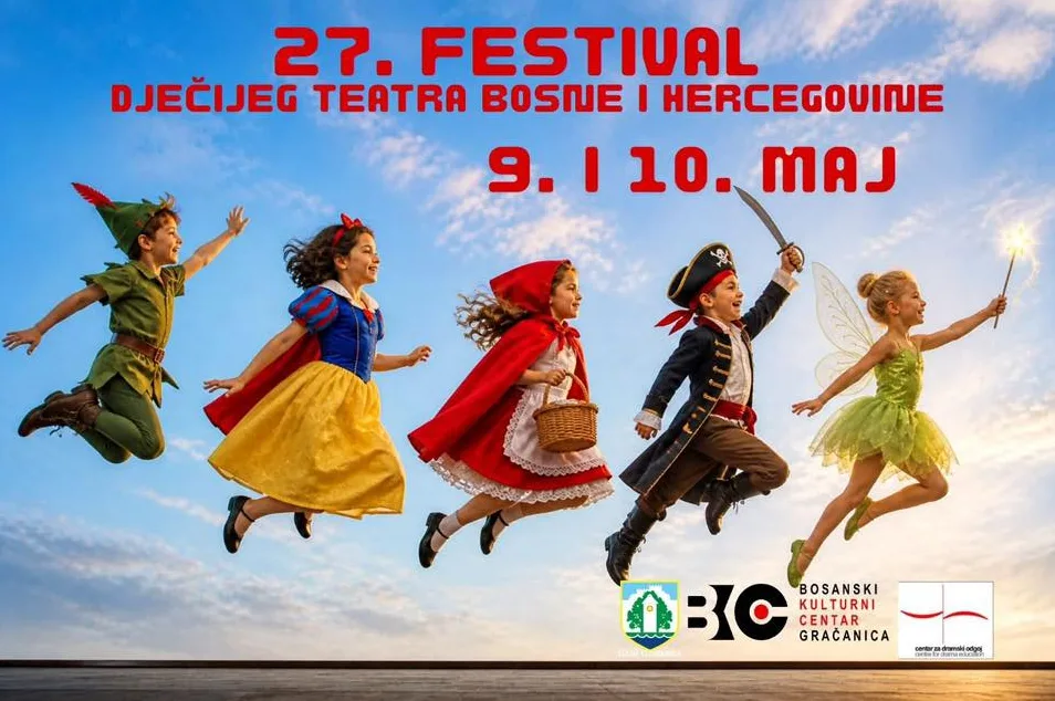 Djeca obučena u kostime bajkovitih likova skaču u zrak na pozadini vedrog neba.