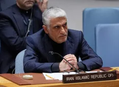 Iranski zvaničnik sjedi za stolom u Ujedinjenim nacijama, sa natpisom "IRAN (ISLAMIC REPUBLIC OF)" ispred njega.
