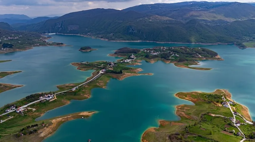 Aerijalni pogled na Jablaničko jezero sa ostrvcima i naseljima