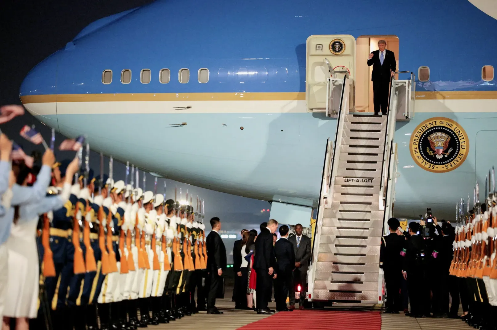 Donald Trump silazi niz stepenice aviona Air Force One
