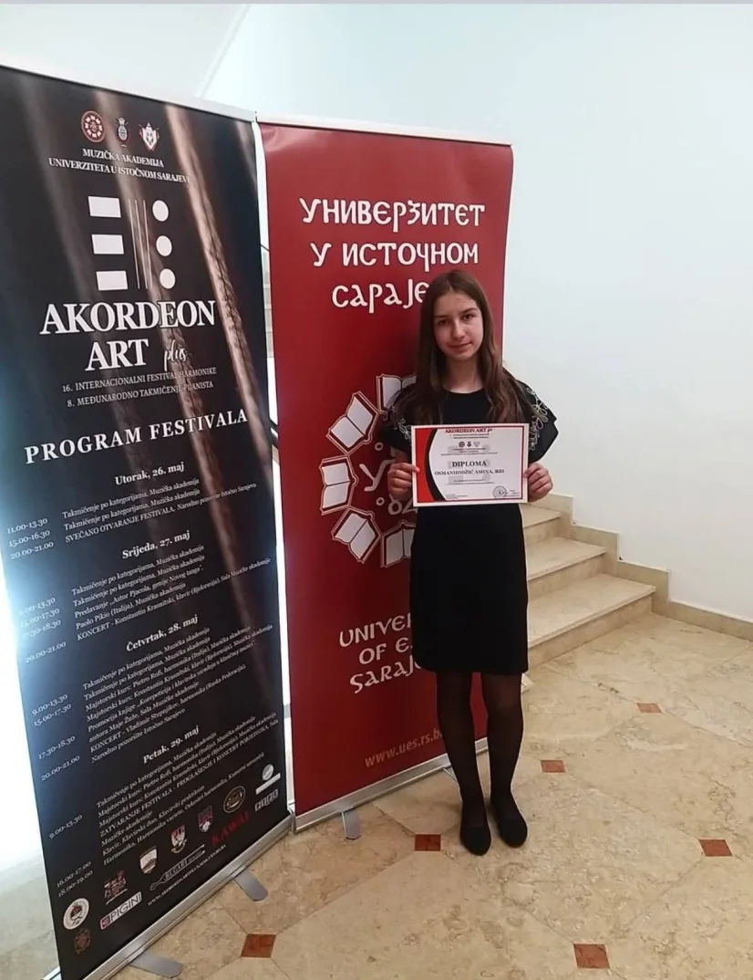 Djevojka drži diplomu na festivalu Akordeon Art Plus u Sarajevu.
