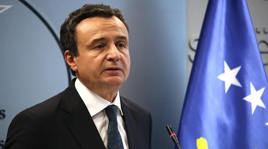 Albin Kurti, premijer Kosova, govori pred zastavom Kosova.