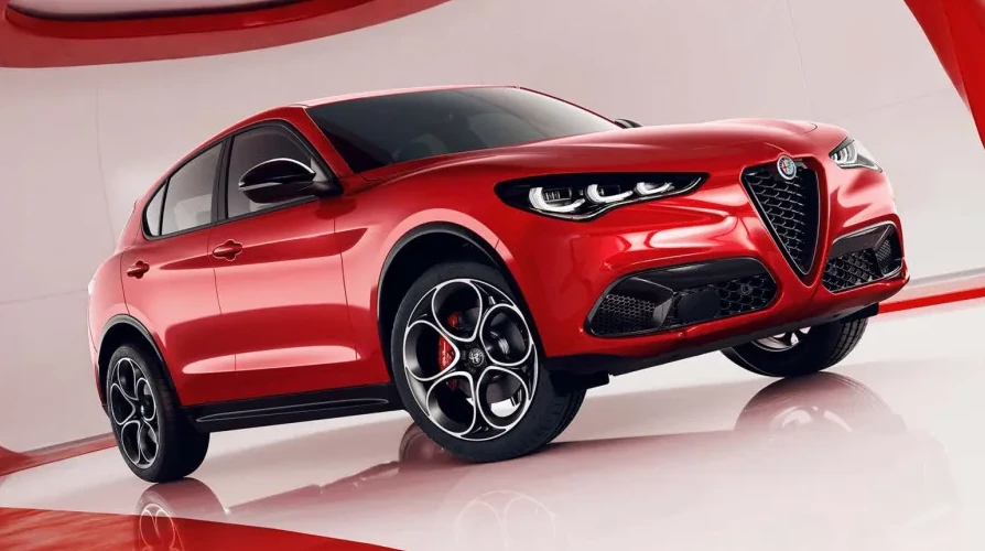 Prednji dio crvenog sportskog SUV-a Alfa Romeo Stelvio sa elegantnim linijama i karakterističnom prednjom maskom.