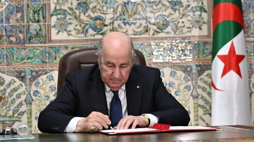Alžirski predsjednik Abdelmadjid Tebboune potpisuje dokument u svom uredu.