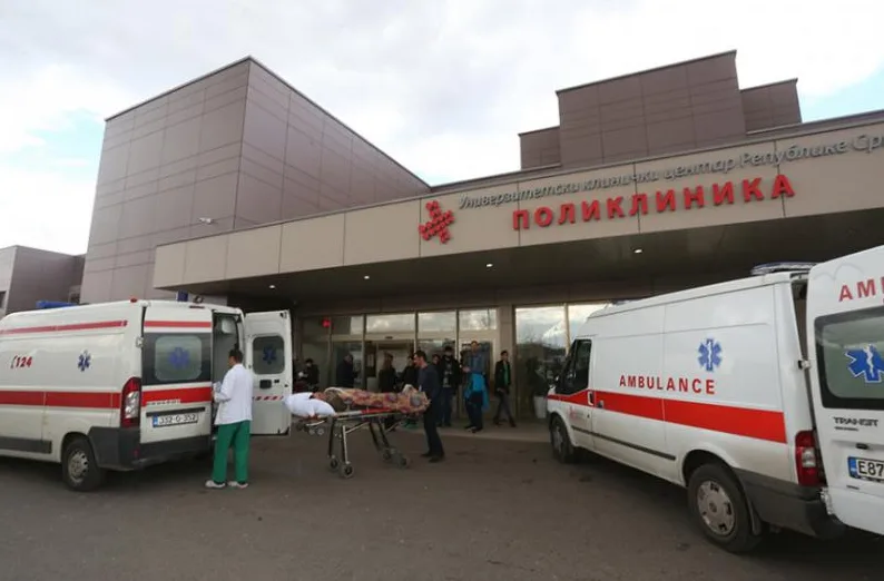 Hitna pomoć ispred Poliklinike Univerzitetskog kliničkog centra Republike Srpske