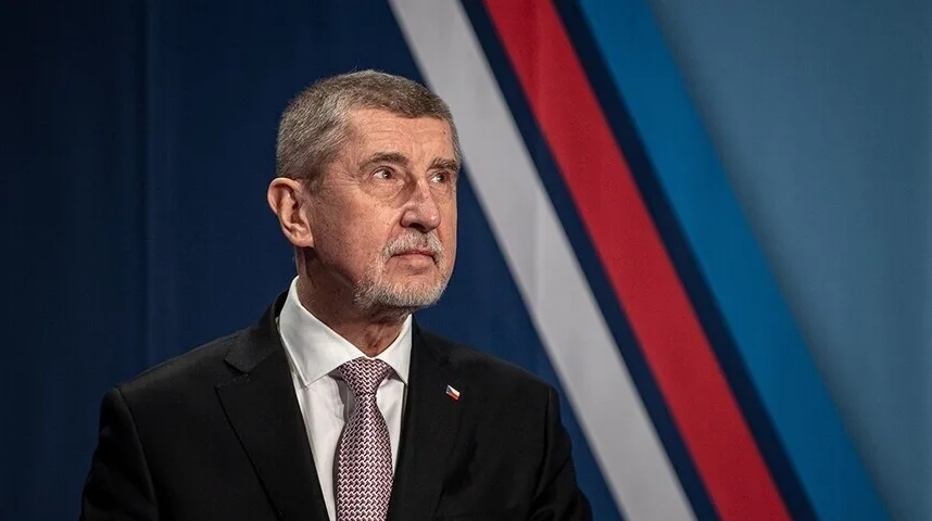 Portret Andreja Babiša, bivšeg premijera Češke, u crnom odijelu i bijeloj košulji s kravatom, kako gleda u stranu.
