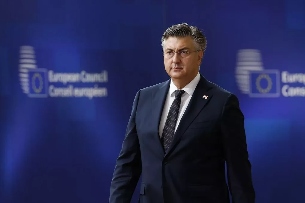 Andrej Plenković u tamnom odijelu i kravati ispred pozadine sa logom Evropskog vijeća