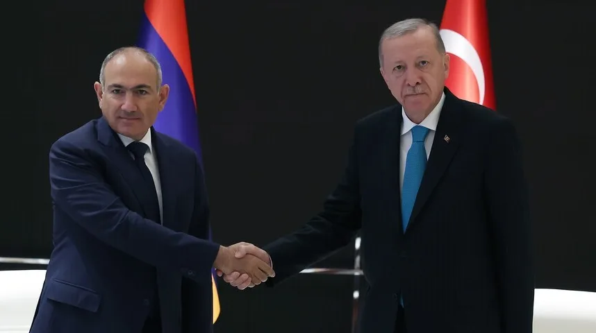 Predsjednici Jermenije i Turske, Nikol Pašinjan i Redžep Tajip Erdoan, rukuju se pred zastavama svojih zemalja.