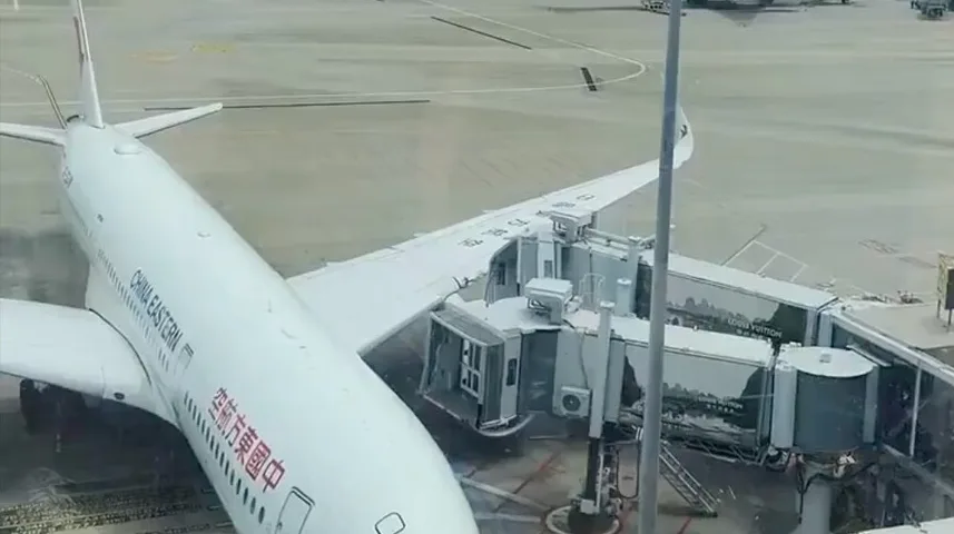 Avion China Eastern priključen na gejt na aerodromu.