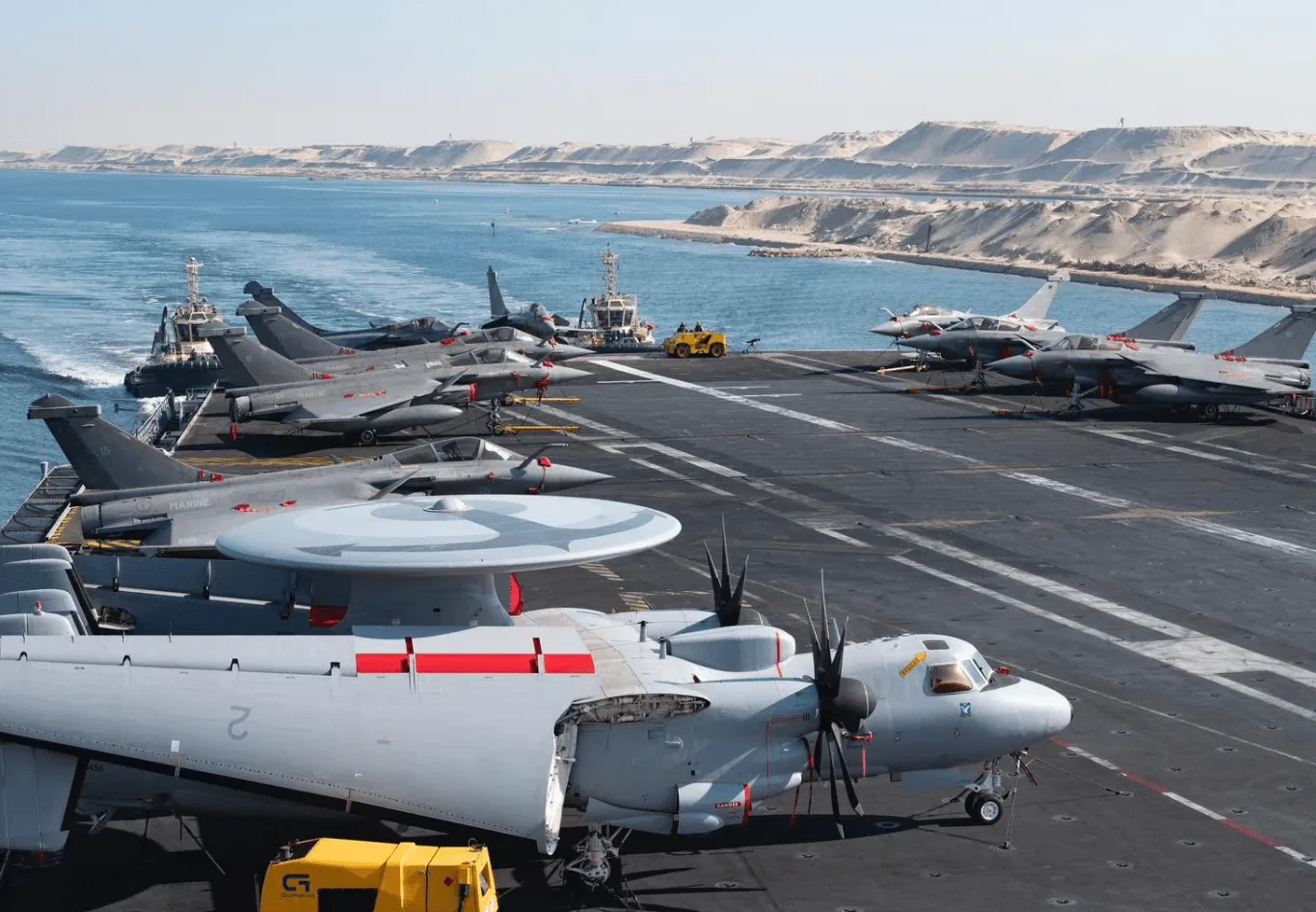 Francuski borbeni avioni Rafale i avion za rano upozoravanje E-2D Hawkeye parkirani na palubi nosača aviona Charles de Gaulle, dok prolaze kroz Sueski kanal.