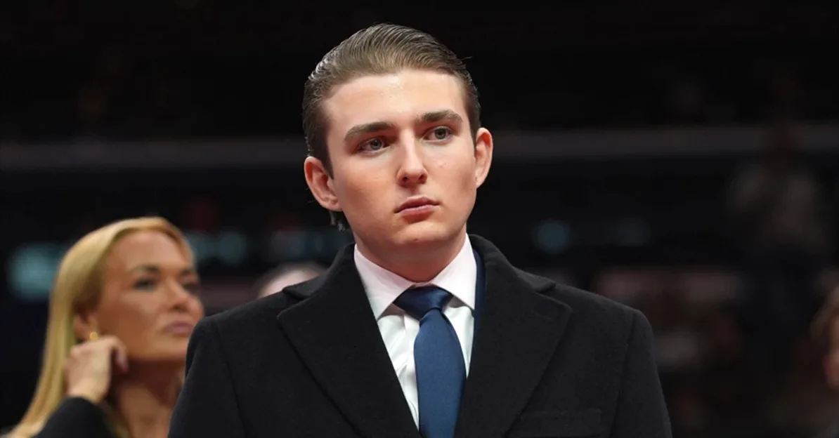 Barron Trump u crnom kaputu i plavoj kravati