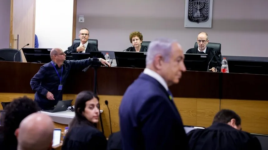 Benjamin Netanyahu u sudnici pored sudija