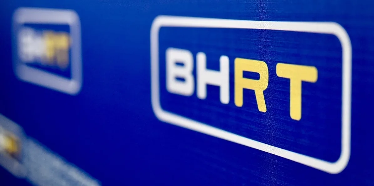 BHRT logo u žutoj boji na plavoj podlozi