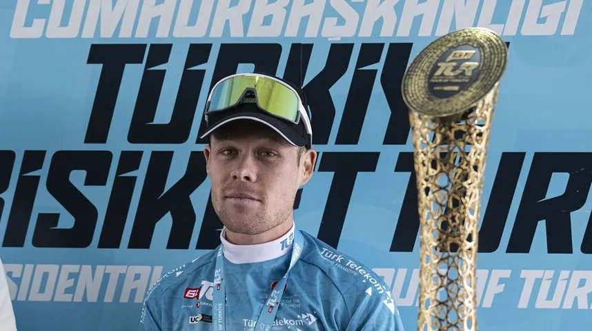 Biciklista pozira sa trofejem