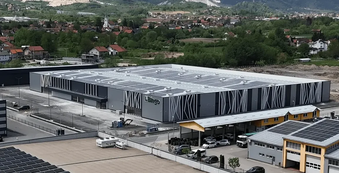 Logistički centar Bingo sa solarnim panelima na krovu.