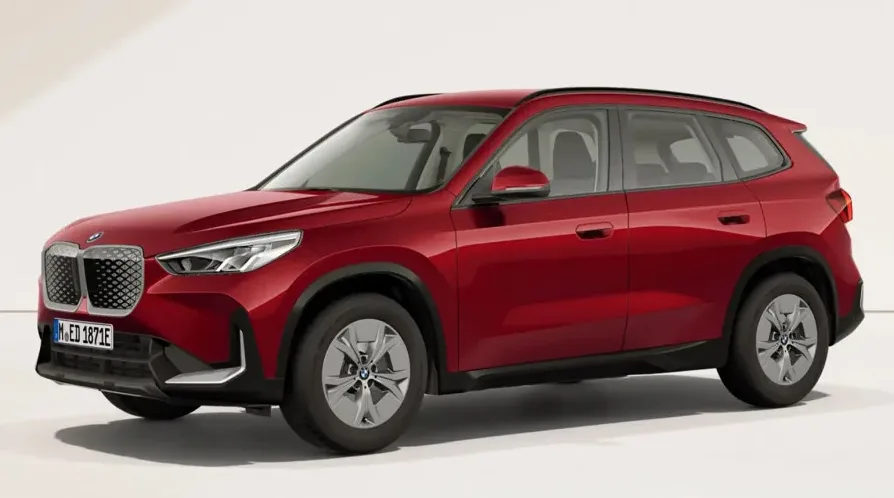 Crveni BMW X1 parkiran sa strane