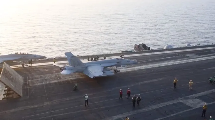 Borbeni avion F/A-18 Hornet na palubi nosača aviona