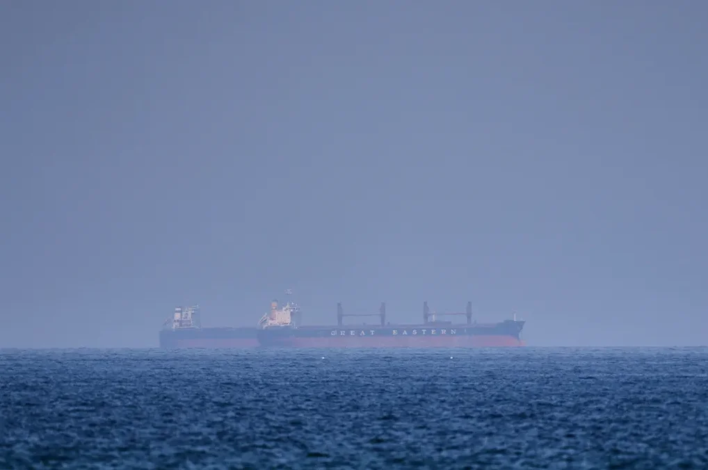 Teretni brod pod imenom 'Great Eastern' plovi po nemirnom moru pod maglovitim nebom.