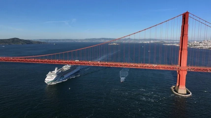 Putnički brod plovi ispod poznatog mosta Golden Gate u San Franciscu.