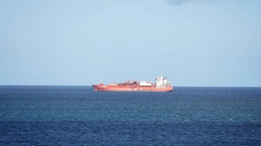 Brod za prevoz tečnog prirodnog gasa (LNG) plovi na otvorenom moru pod vedrim nebom.