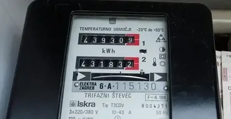 Detaljan prikaz brojila električne energije "Iskra" T3CDOV, trofazno, sa prikazom potrošnje u kWh.