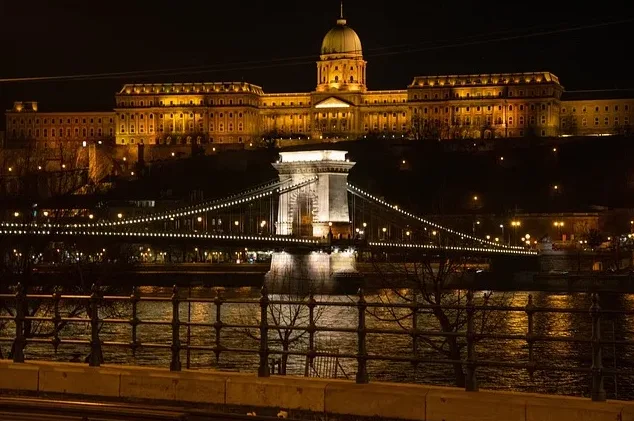 Lančani most u Budimpešti osvijetljen noću sa kompleksom dvorca u pozadini
