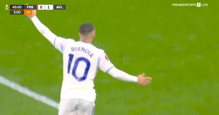 Fudbaler Aston Ville, Emiliano Buendia, sa brojem 10 na leđima, slavi gol.