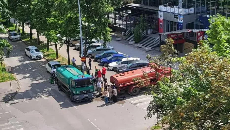 Pukla cijev na Dolac Malti: Dio Sarajeva i dalje bez vode, obezbijeđene cisterne