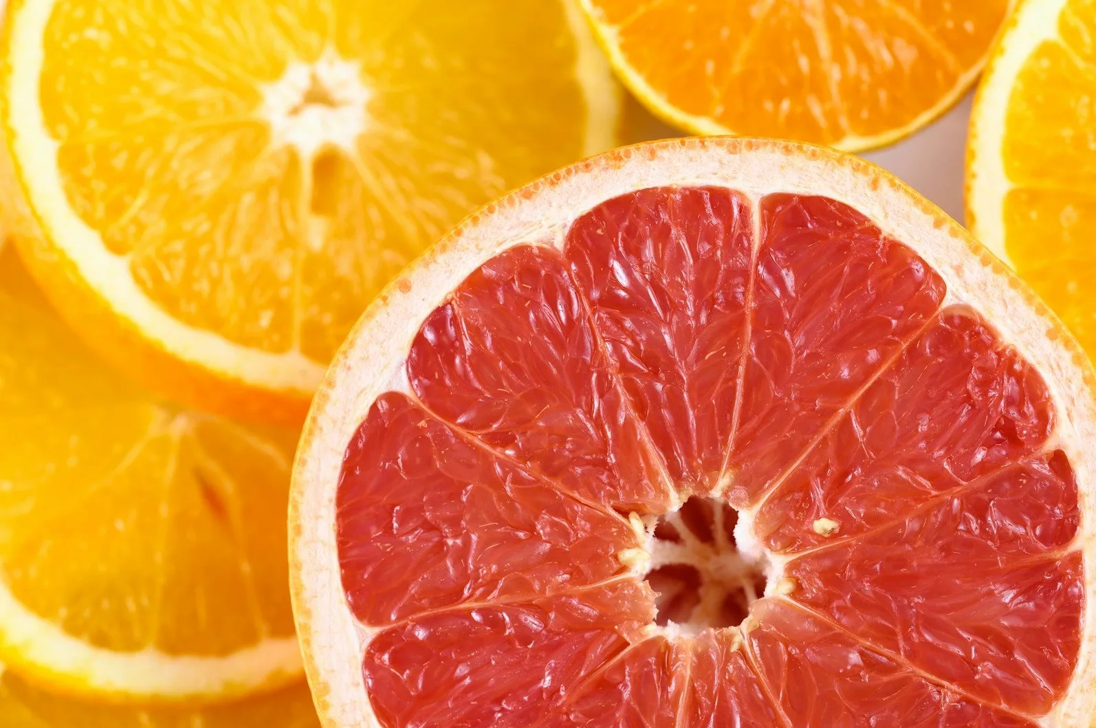 Narezani grejpfrut i narandža izbliza