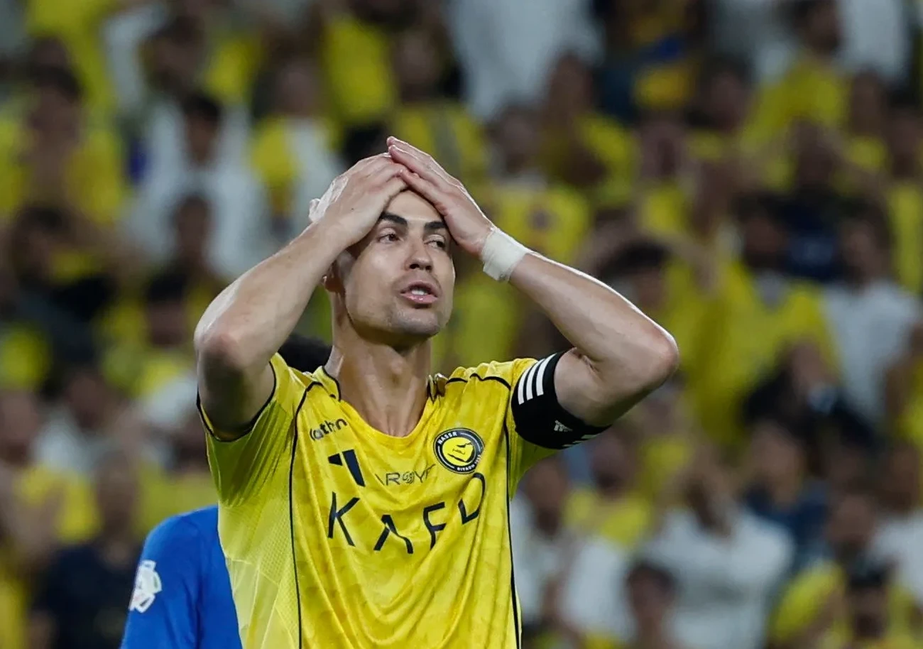 Fudbaler Kristijano Ronaldo sa rukama na glavi u znaku razočarenja.