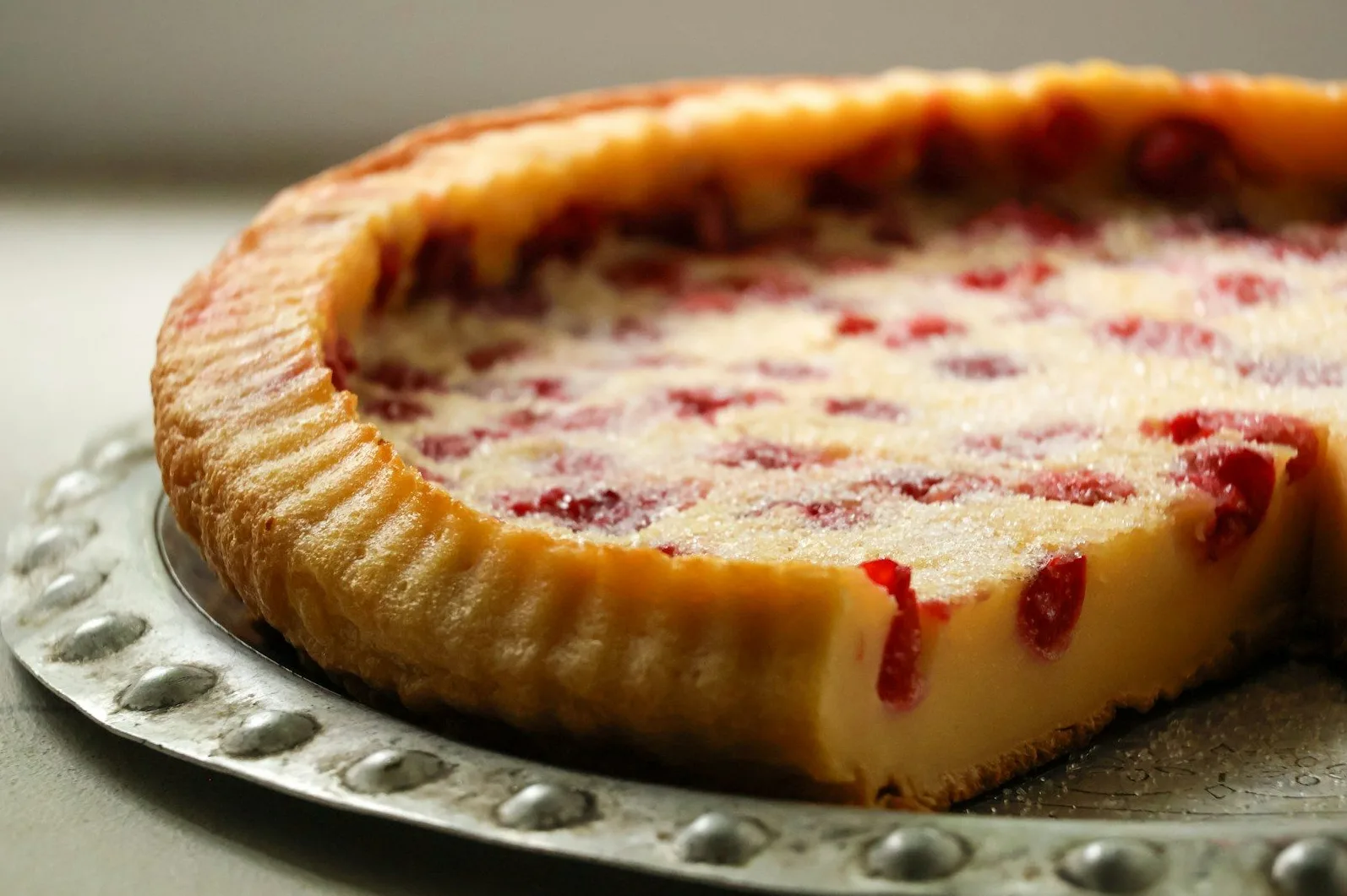 Krupni kadar domaće pite sa višnjama, prikazana kriška i hrskava korica.