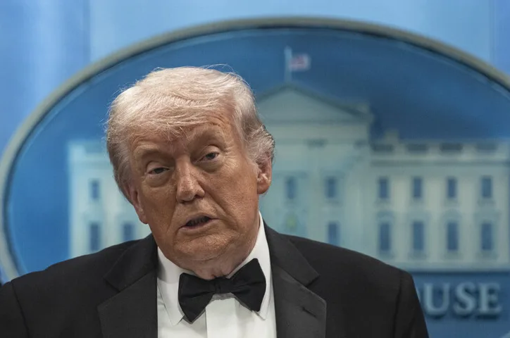 Donald Tramp u crnom smokingu sa leptir mašnom ispred Bijele kuće