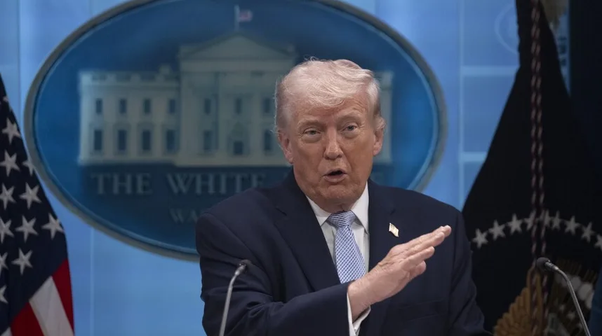 Donald Tramp govori na konferenciji za štampu u Bijeloj kući