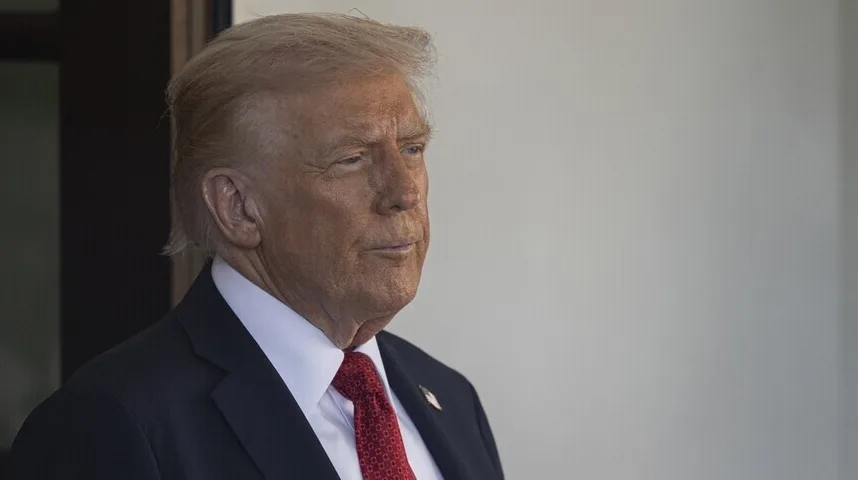 Donald Trump u tamnom odijelu sa bijelom košuljom i crvenom kravatom