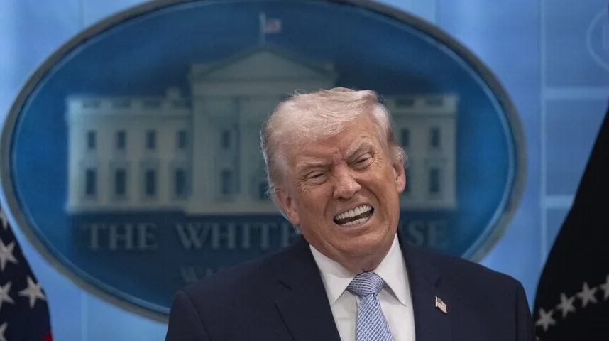 Donald Trump sa izraženim grimasom lica i otvorenim ustima.