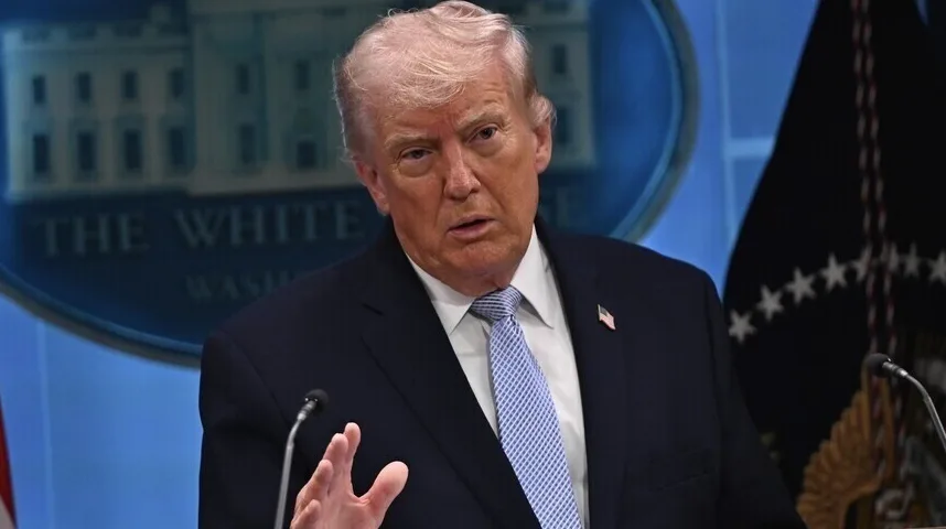 Donald Trump drži govor pred novinarima u Bijeloj kući