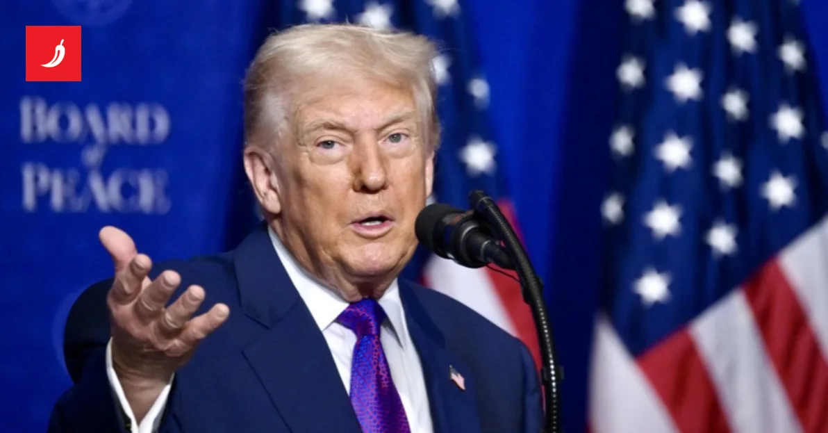 Donald Trump na govornici s američkom zastavom u pozadini